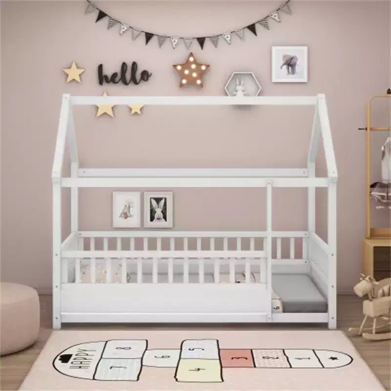 Cama de piso con techo de casa gris/blanca y barandales de seguridad – Individual